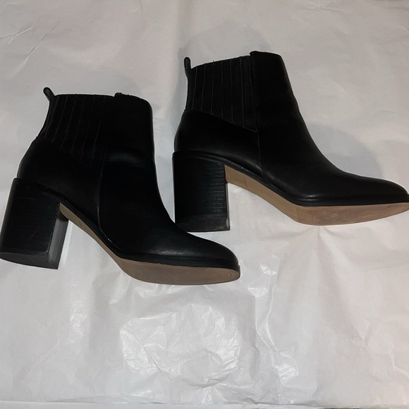Chelsea & Violet Arcad black Leather block heels booties sz 10 - Picture 9 of 12